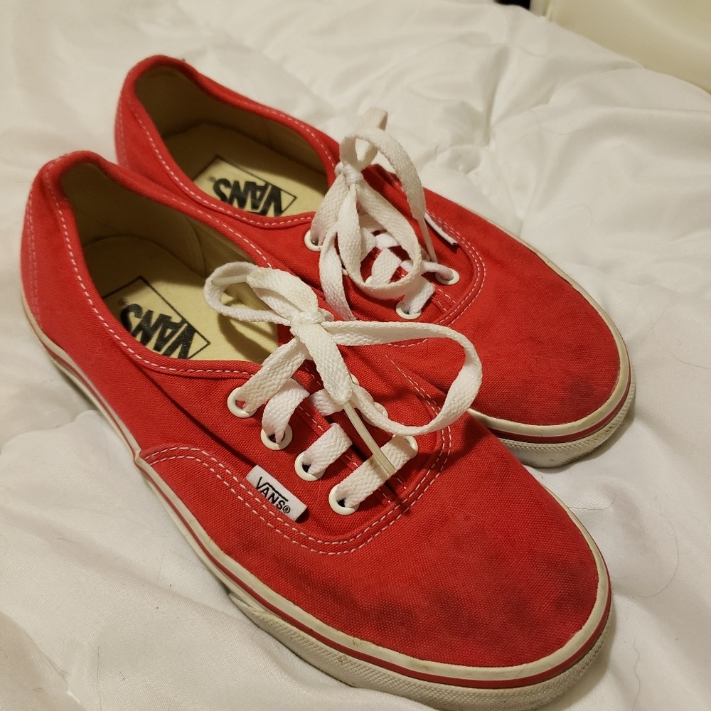 Vans classics red/white.  SIZE:M 5.5/W 7